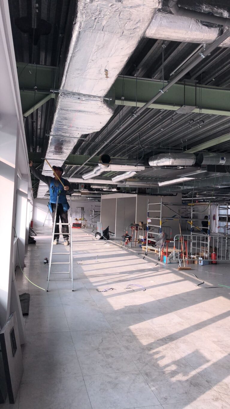 Chantier Fabricom installation plafond après démontage